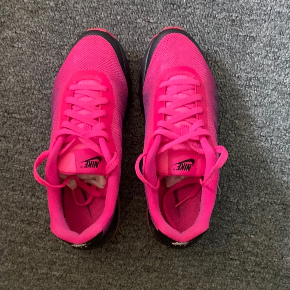 Nike Pink and Black Sneakers Modern Athletic Design